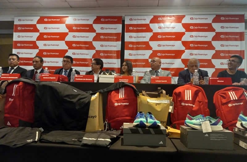 Caja Huancayo apoya a atletas con implementos deportivos