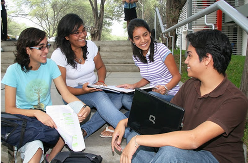 Ministerio de Educación financia 4200 becas a jovenes en formarse en la UDEP