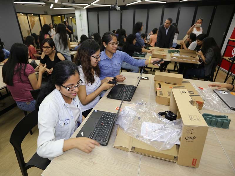 Lenovo entregó 25 mil dólares en equipos para formar a futuras embajadoras tech