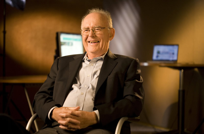 Fallece Gordon Moore, pionero de la industria de los chips: cofundó Intel y predijo el auge de los PC