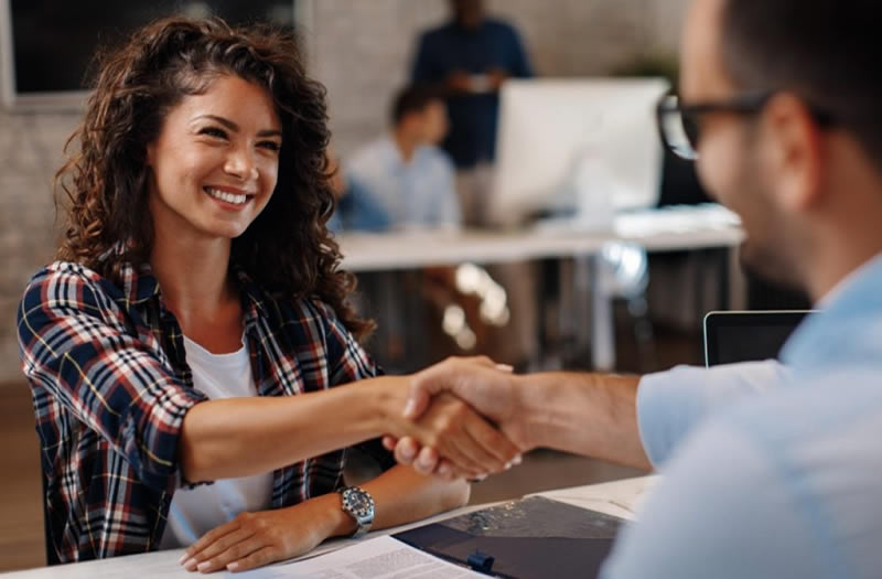 Innovación en la contratación Entry Level: ¿Cómo las empresas están atrayendo a los jóvenes talentos?