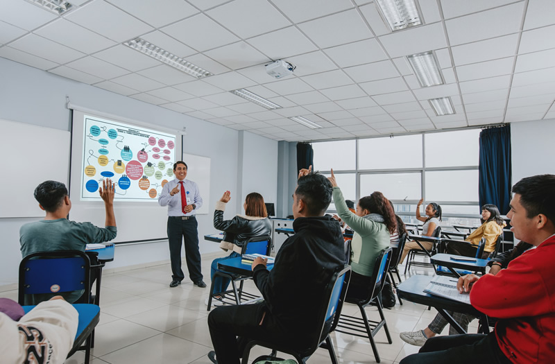 La Universidad César Vallejo apuesta por un plan de renovación tecnológica junto al Programa de Renta de Proyectores Epson