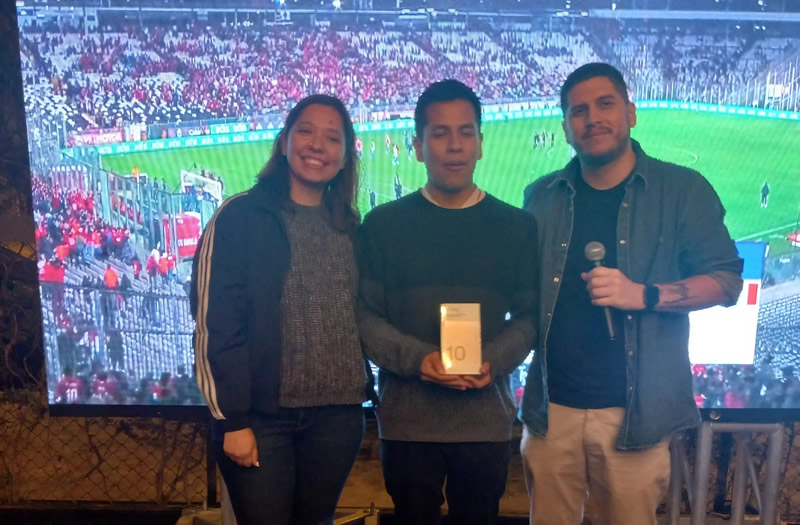 Oppo obsequia Reno 10 a afortunado ganador en celebración del Día del Periodista