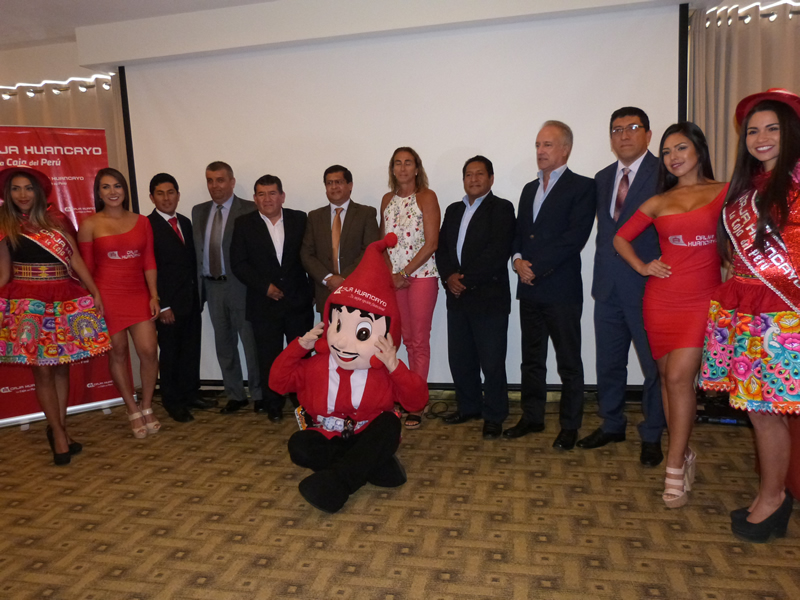 Seleccionado Raúl Ruidíaz y Eva Ayllón se ponen la camiseta de Caja Huancayo