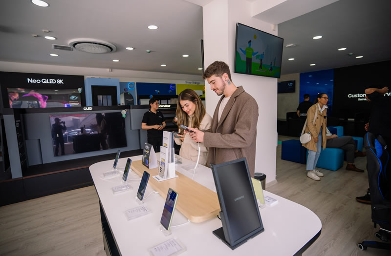 Samsung abre en Quito nuevo espacio que combina centro de experiencia y taller de soluciones premium